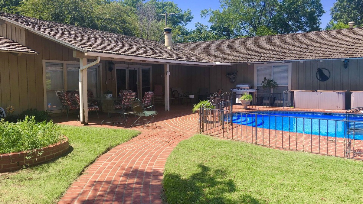 Wichita Falls House | Stunning Poolside Guest House - Historic Morningside