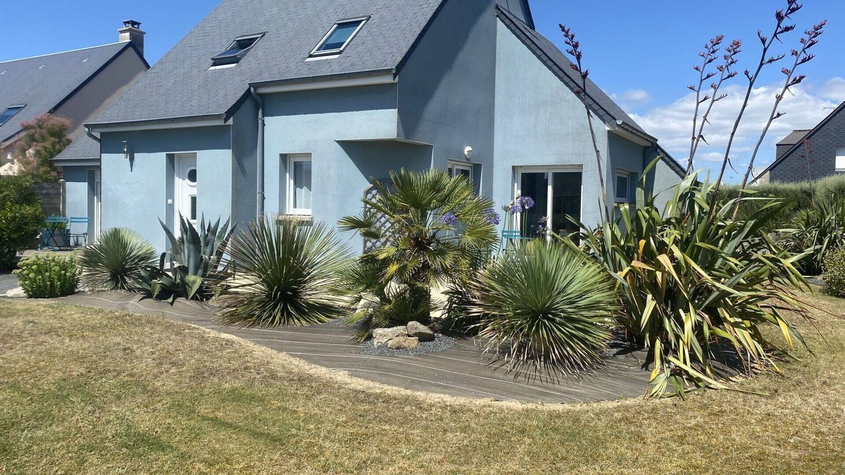 Bretteville-sur-Ay House | Stunning private villa for 6 guests with WIFI, TV, terrace and pets allowed