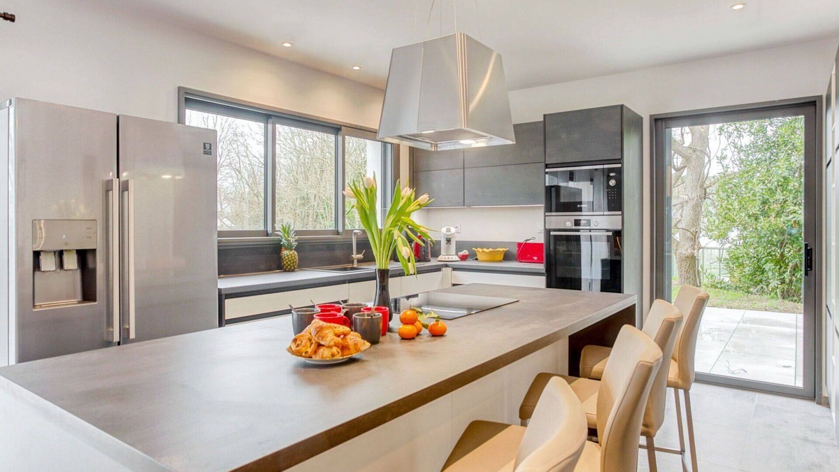 La Trinite-sur-Mer House | Stunning private villa for 8 guests with WIFI, TV, terrace and pets allowed