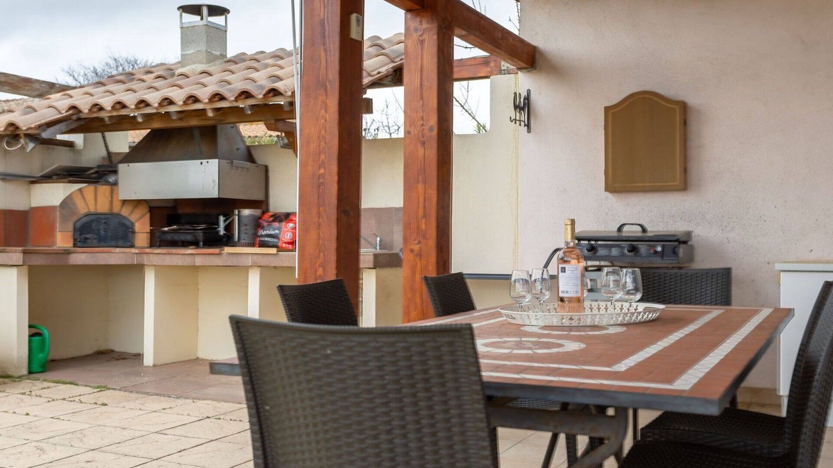 Alignan-du-Vent Villa | Stunning private villa for 8 people with private pool, WIFI, A/C, TV, terrace and parking