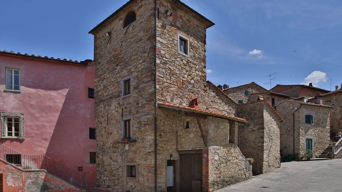 Pergine Valdarno House | Stunning private villa with hot tub, WIFI, A/C, TV, pets allowed and parking, close to Arezzo