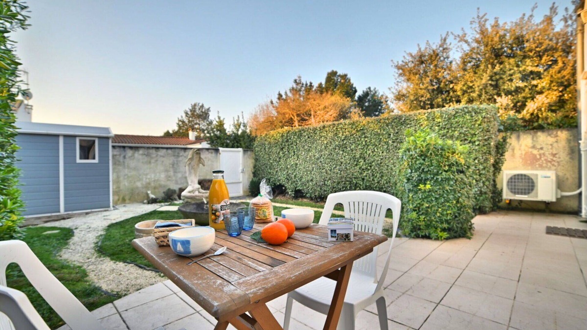 La Remigeasse House | Stunning private villa for 4 guests with WIFI, TV, terrace, pets allowed and parking