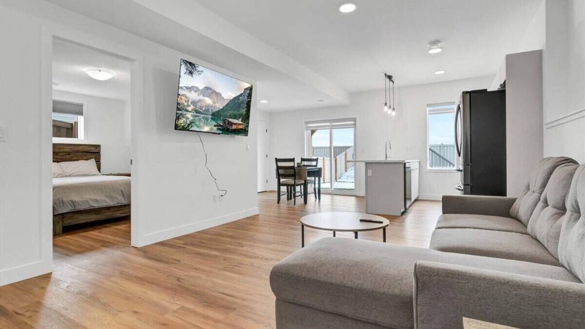 Grande Prairie House | Stunning Private Suite | Free Wifi | Full Kitchen