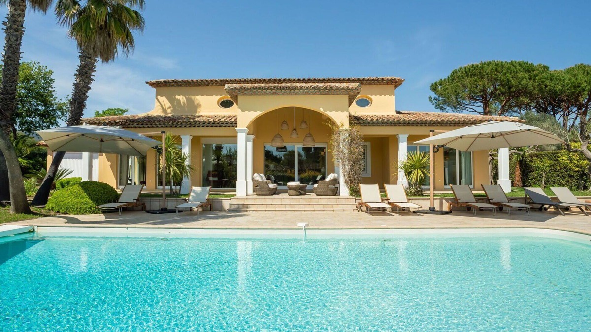 Les Restanques Villa | Stunning private villa for 8 guests with private pool, A/C, WIFI, TV, terrace and pets allowed