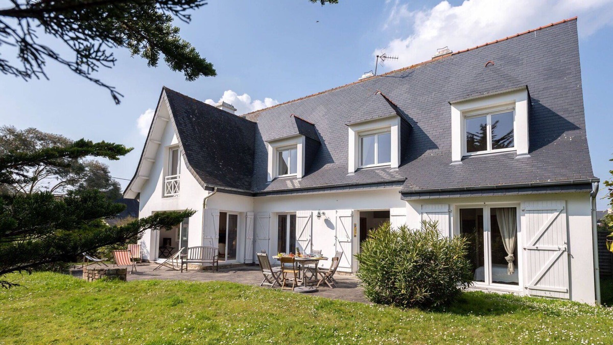 Carnac House | Stunning private villa for 10 people with WIFI, TV, terrace and pets allowed