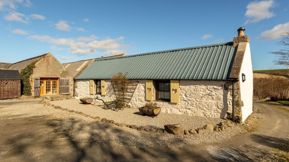 Aberchirder House | Stunning private villa for 2 guests with WIFI and parking