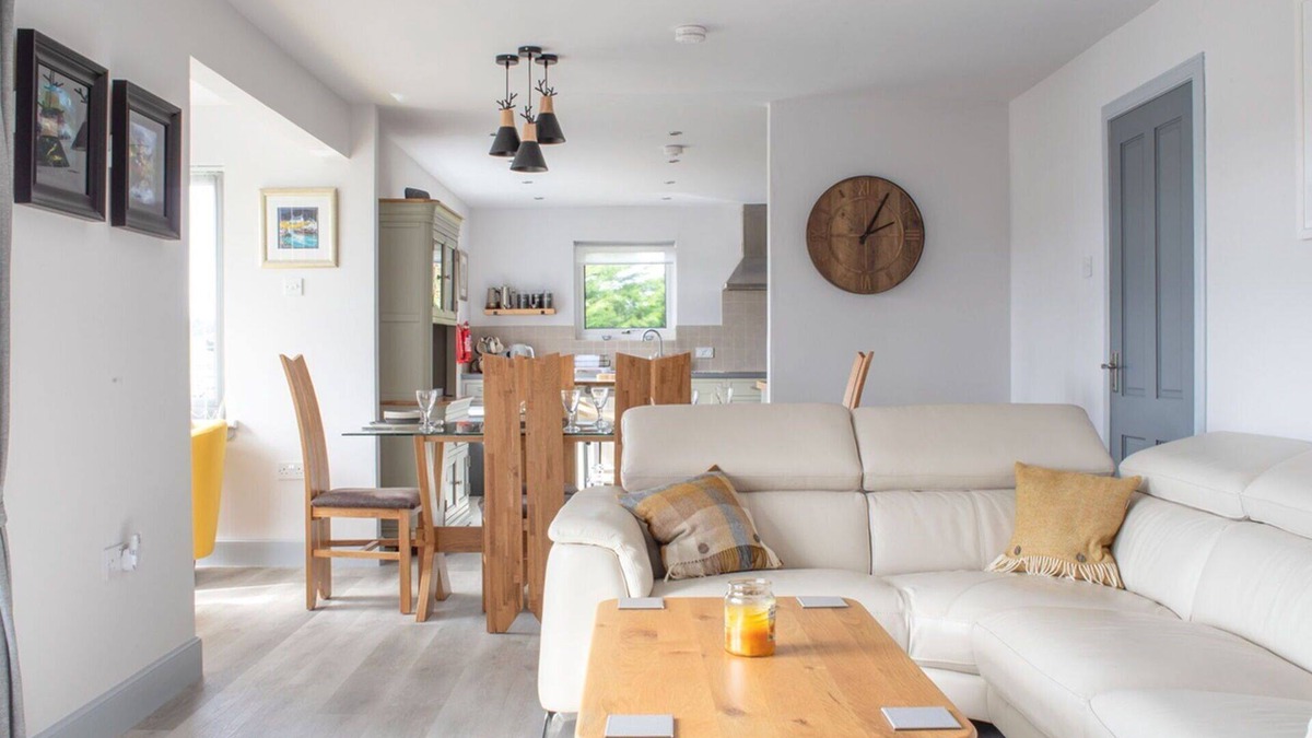 Dunvegan House | Stunning private villa for 6 guests with WIFI, TV, patio and parking