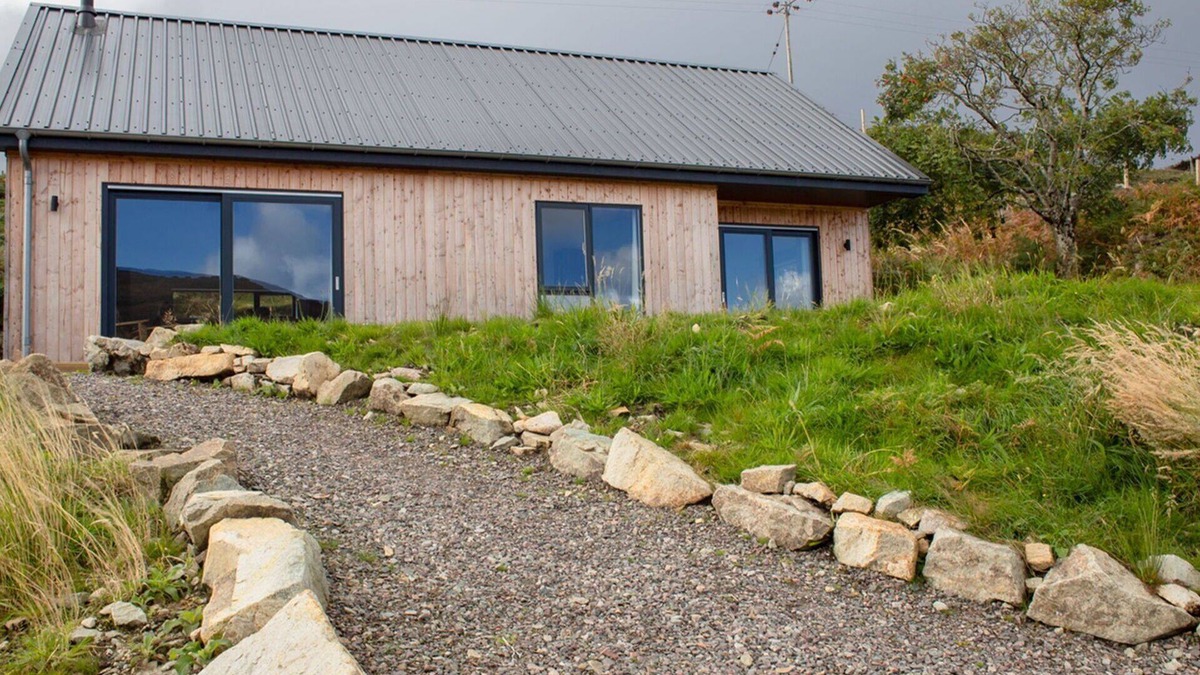 Breakish House | Stunning private villa for 2 people with WIFI, TV, terrace, pets allowed and parking
