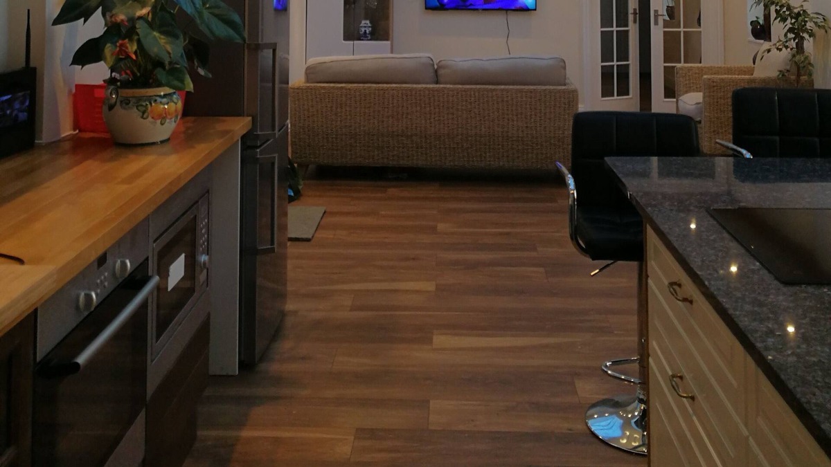 Skelmersdale House | Stunning Private lodge in old farm house with acre of open land! WIFI AVAILABLE