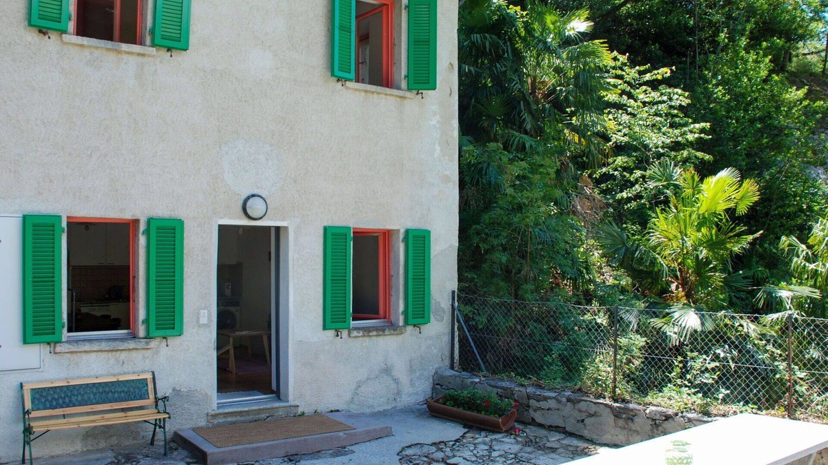 Bellinzona House | Stunning private villa for 4 guests with WIFI, TV, patio, pets allowed, panoramic view and parking