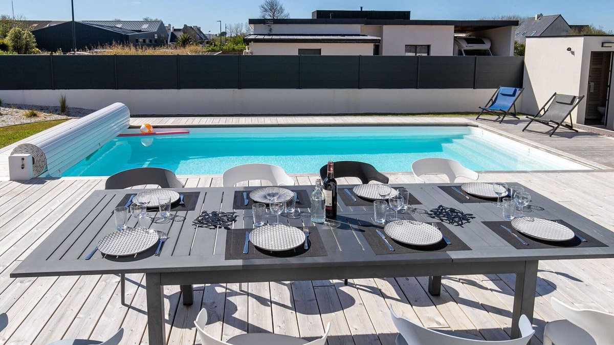 Brignogan-Plage House | Stunning private villa for 10 people with private pool, WIFI, TV, terrace, pets allowed and park.