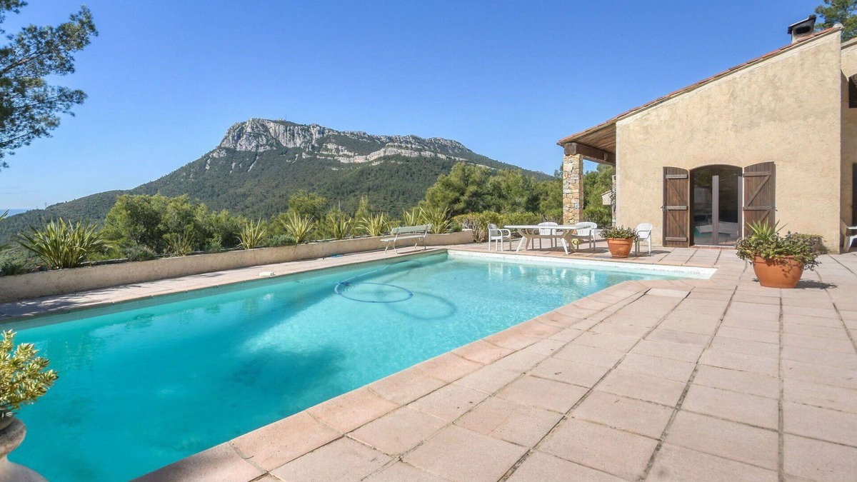 Sollies-Ville Villa | Stunning private villa for 6 people with private pool, TV and terrace