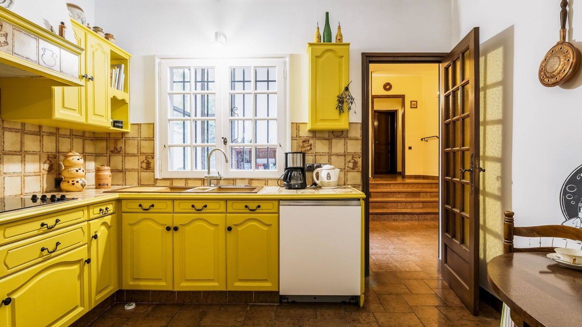 Pollestres Villa | Stunning private villa for 6 guests with TV, patio and parking