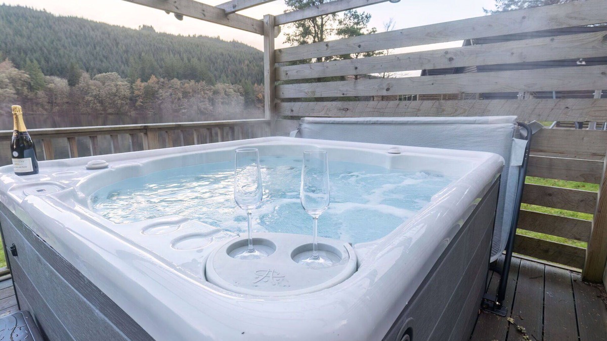 South Laggan House | Stunning private villa with WIFI, hot tub, TV, terrace, pets allowed, panoramic view and parking