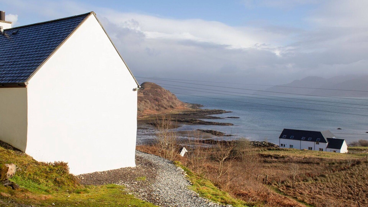 Breakish House | Stunning private villa for 6 guests with WIFI, TV and parking