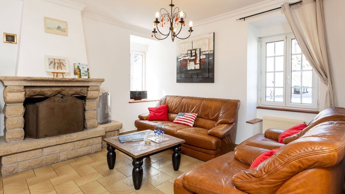 Cherrueix House | Stunning private villa for 10 people with WIFI, TV, terrace, pets allowed and parking