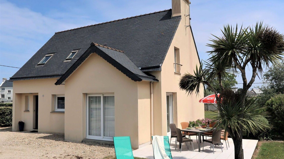 Berven House | Stunning private villa for 5 guests with WIFI, TV, terrace, pets allowed and parking