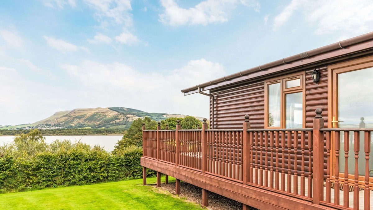 Kinross House | Stunning private villa for 4 people with WIFI, TV, balcony, pets allowed and parking