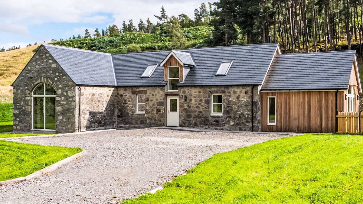 Corrimony House | Stunning private villa for 6 people with WIFI, TV, terrace, pets allowed and parking