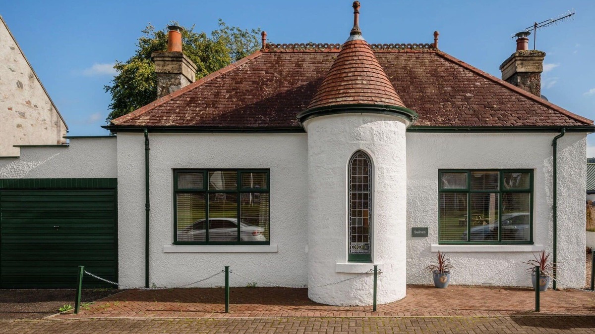 Drumnadrochit Villa | Stunning private villa for 2 guests with WIFI, TV, patio and parking
