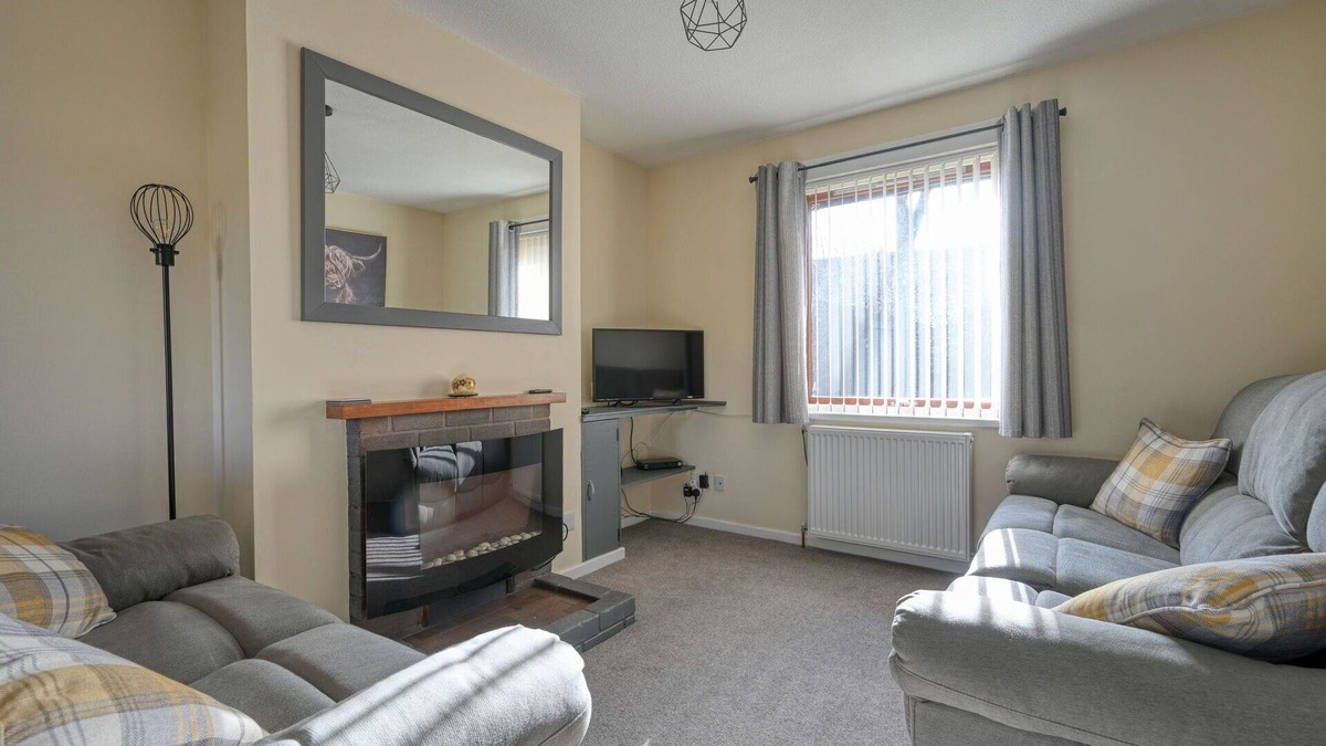 Marybank House | Stunning private villa for 4 people with WIFI, TV, patio and parking