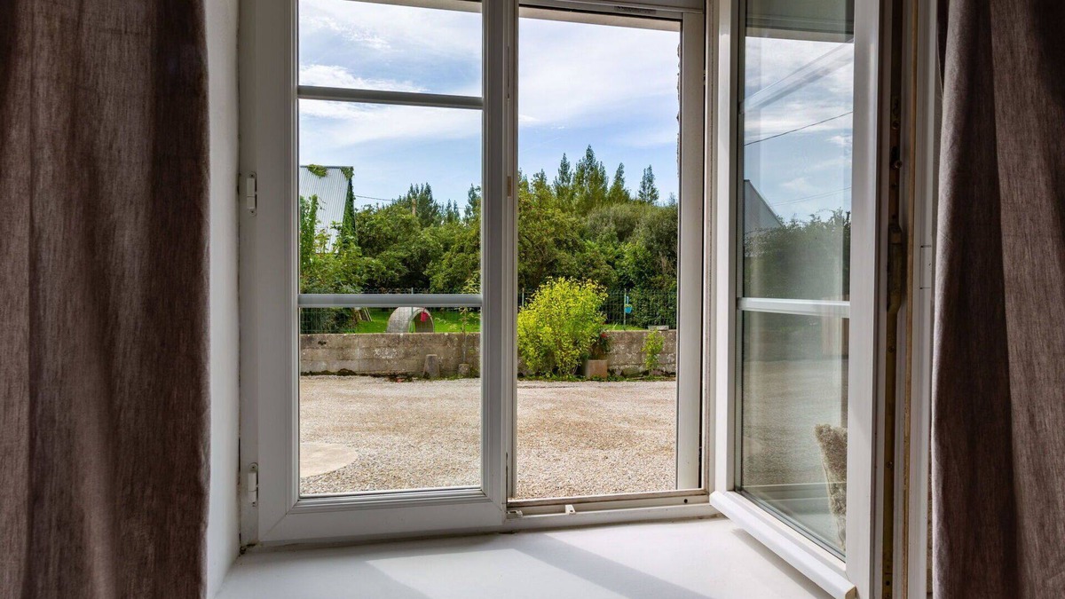 Surville House | Stunning private villa for 4 guests with WIFI, TV, pets allowed and parking
