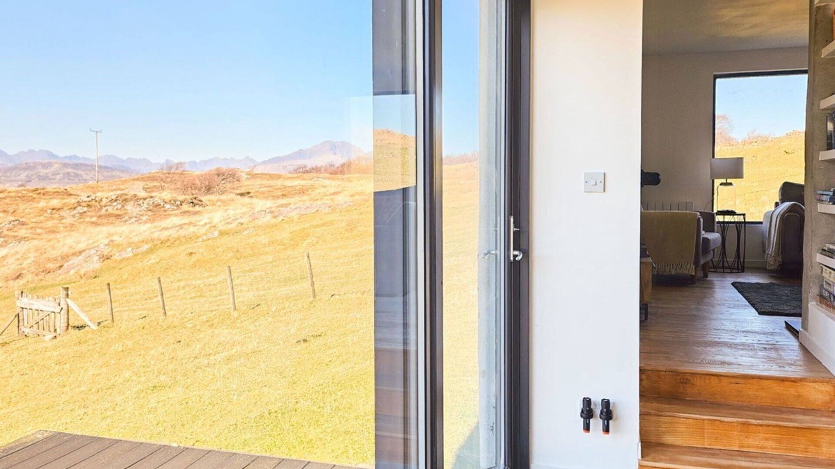 Breakish House | Stunning private villa for 8 people with TV, terrace, panoramic view and parking