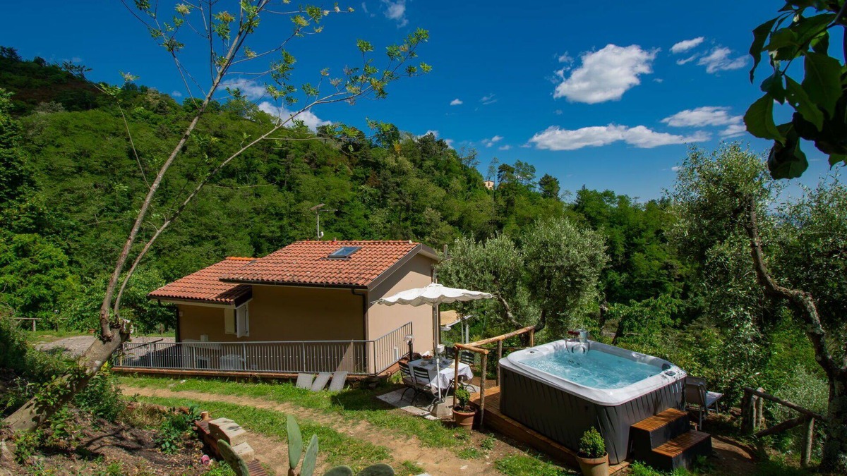 Macchino House | Stunning private villa with private pool, WIFI, hot tub, TV, patio, pets allowed and parking