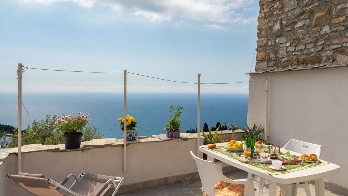 Cipressa House | Stunning private villa for 4 people with WIFI, A/C, TV, terrace and parking