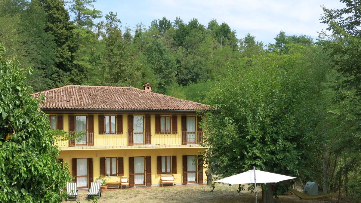 Cortiglione House | Stunning private villa for 6 guests with WIFI, TV, terrace, pets allowed and parking