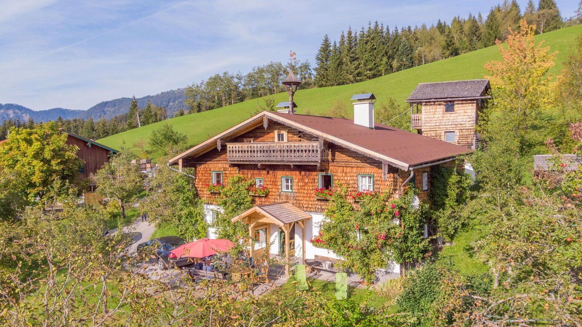 Abtenau Villa | Stunning private villa for 12 guests with WIFI, TV and parking