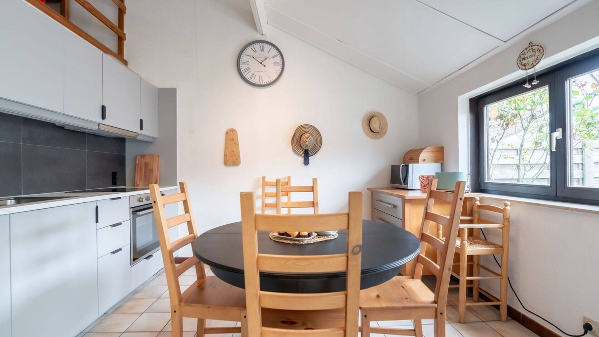 Bredene House | Stunning private villa for 5 guests with WIFI, TV, terrace, pets allowed and parking