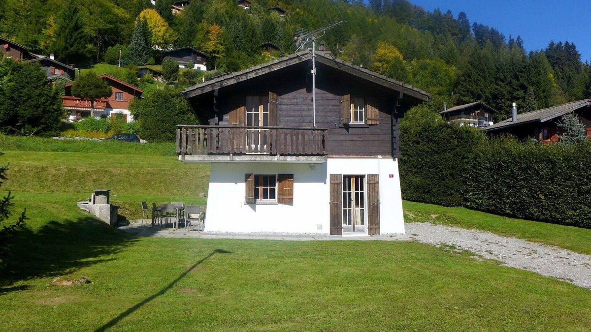 Moleson House | Stunning private villa for 6 guests with WIFI, TV, patio, pets allowed and panoramic view