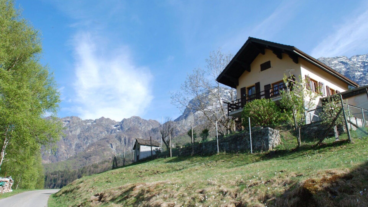 Camedo House | Stunning private villa for 4 guests with TV, patio, pets allowed, panoramic view and parking