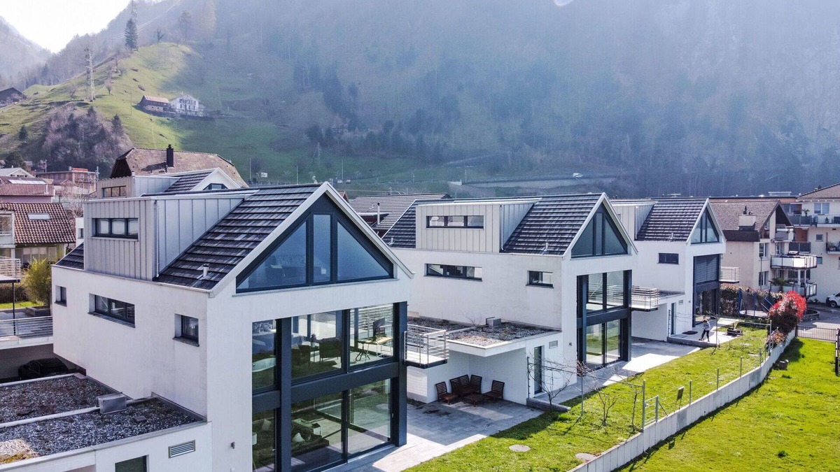 Ruetli House | Stunning private villa for 10 guests with WIFI, TV, patio, pets allowed and parking