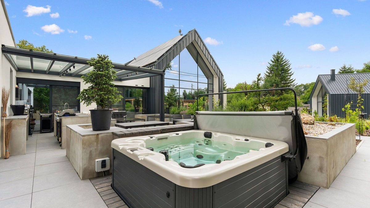 Dolni Laz House | Stunning private villa for 10 people with hot tub, WIFI, TV, terrace, pets allowed and parking