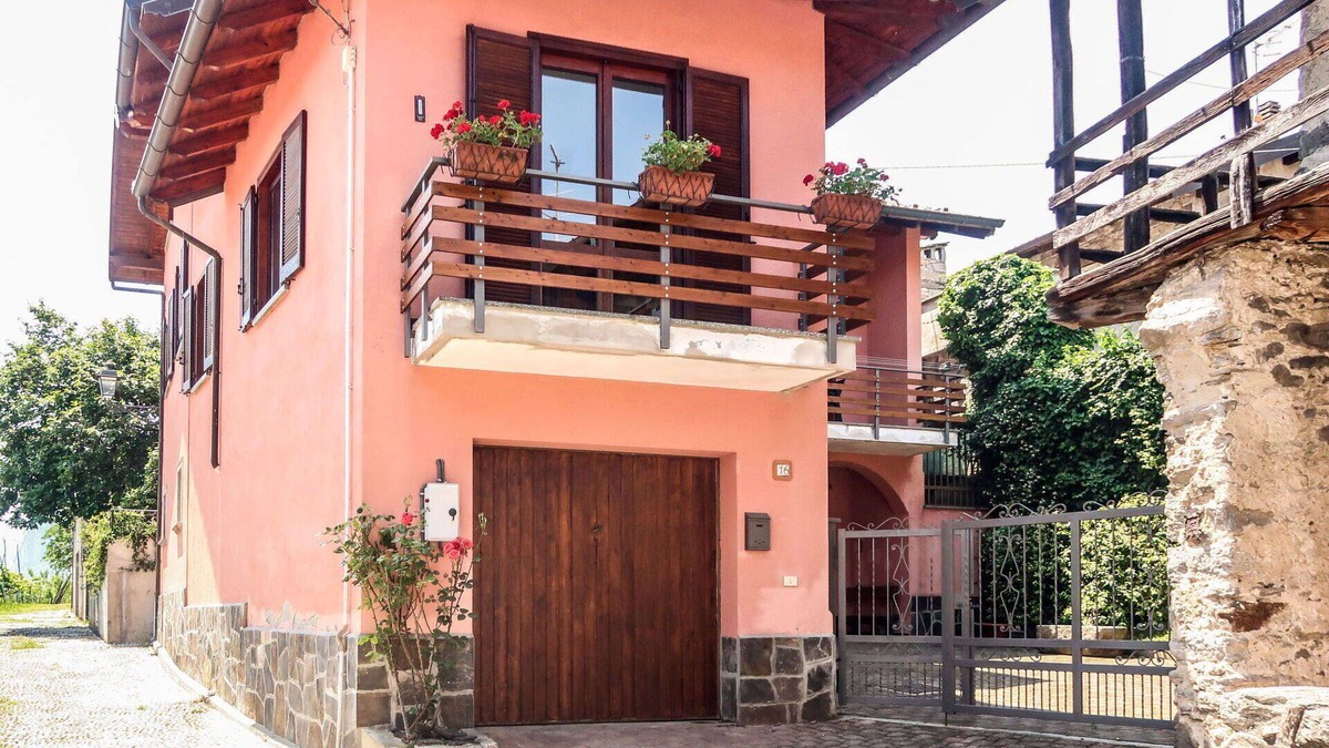 Pella House | Stunning private villa for 6 guests with WIFI, TV, patio, pets allowed and parking