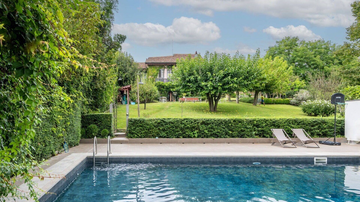 Moncalieri House | Stunning private villa for 12 guests with WIFI, private pool, A/C, TV and patio