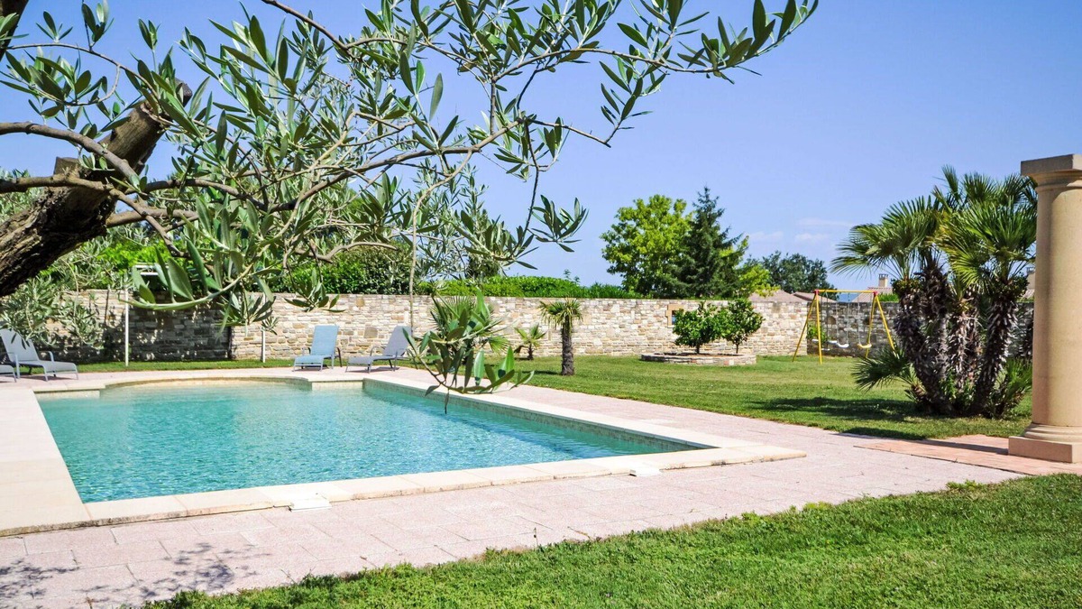 Mons House | Stunning private villa for 7 people with A/C, WIFI, pool, TV and patio