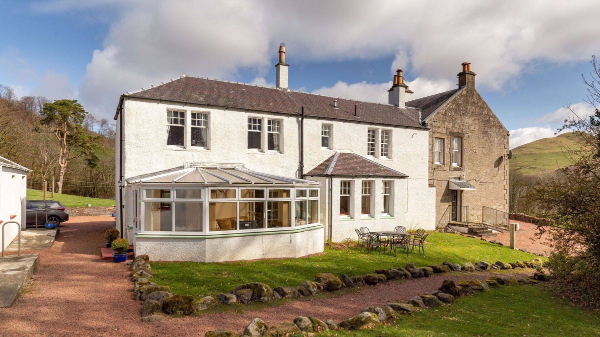 Maybole Villa | Stunning private villa for 8 guests with TV, patio, pets allowed, panoramic view and parking