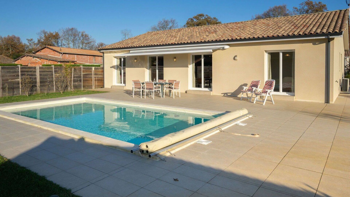 Carcans House | Stunning private villa with A/C, WIFI, private pool, TV, terrace, pets allowed and parking