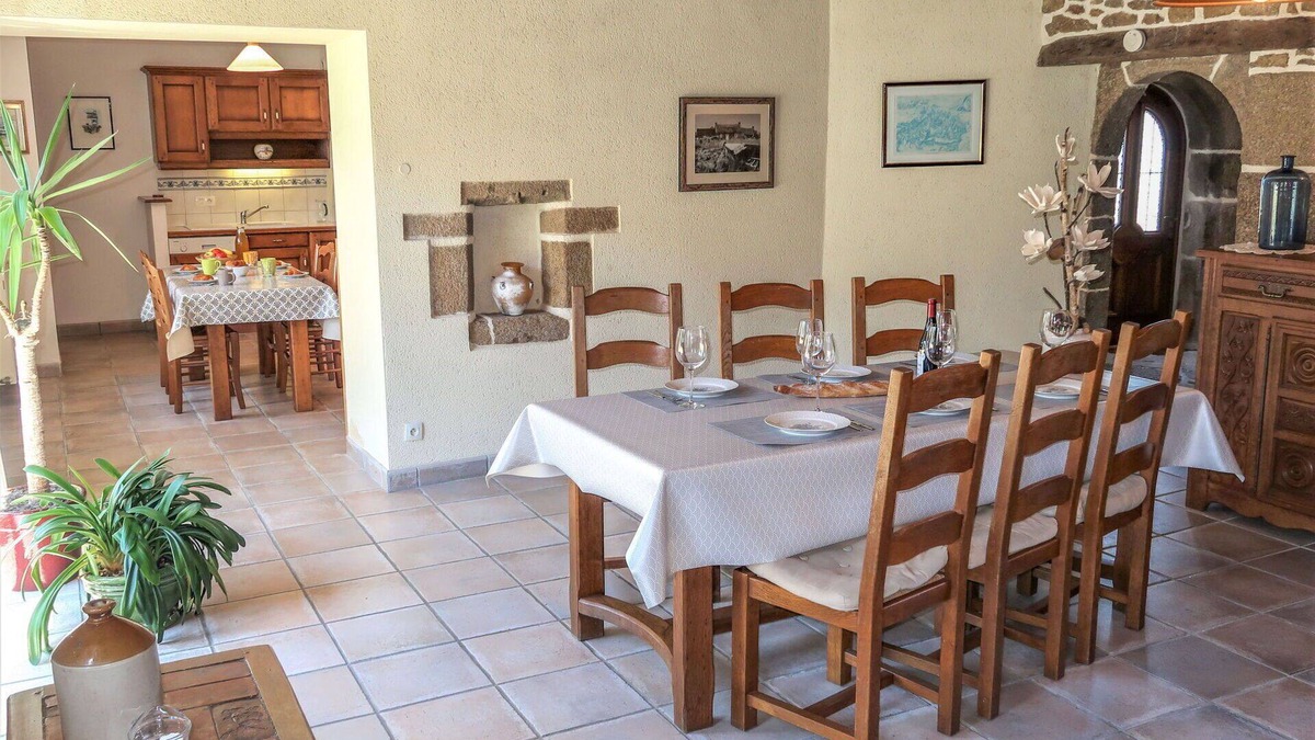 Kerlouet Villa | Stunning private villa for 6 guests with WIFI, TV, terrace and parking