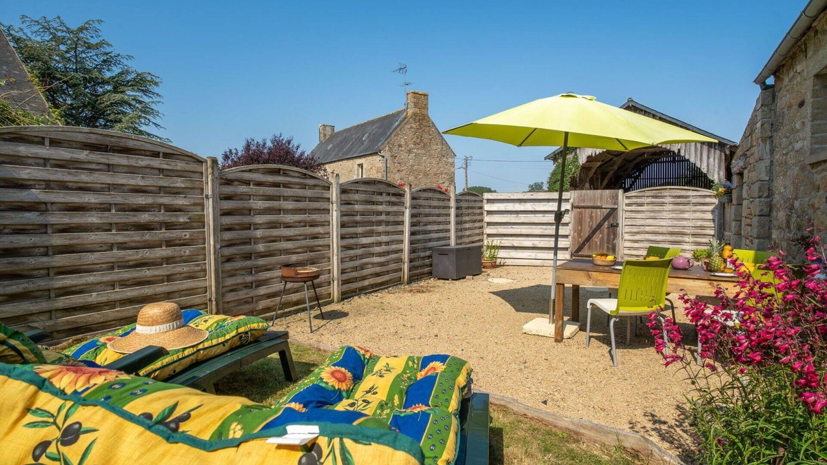 Ploumilliau House | Stunning private villa for 4 guests with WIFI, TV, patio and pets allowed