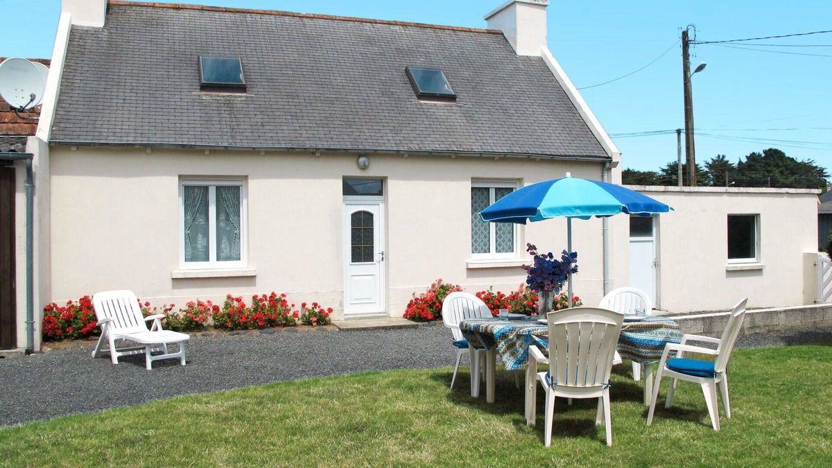 Pleubian House | Stunning private villa for 4 people with WIFI, TV, pets allowed and parking