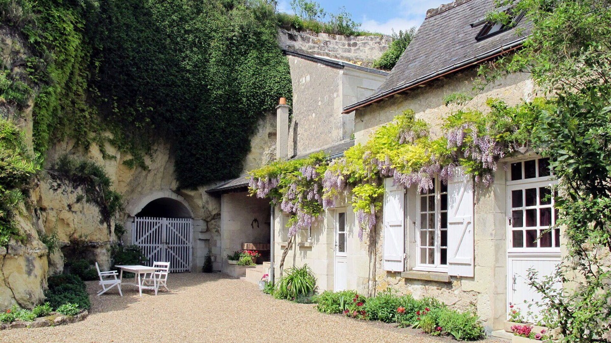 Luynes House | Stunning private villa for 2 guests with WIFI, TV, terrace and parking