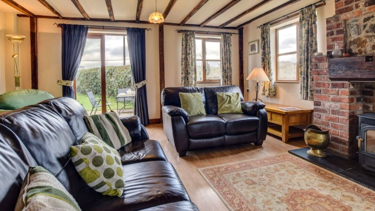 Llangyniew House | Stunning private villa for 4 people with WIFI, TV, patio, panoramic view and parking