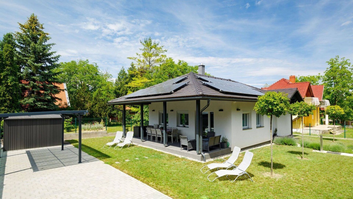 Siofok House | Stunning private villa for 6 guests with A/C, WIFI, TV, terrace and parking