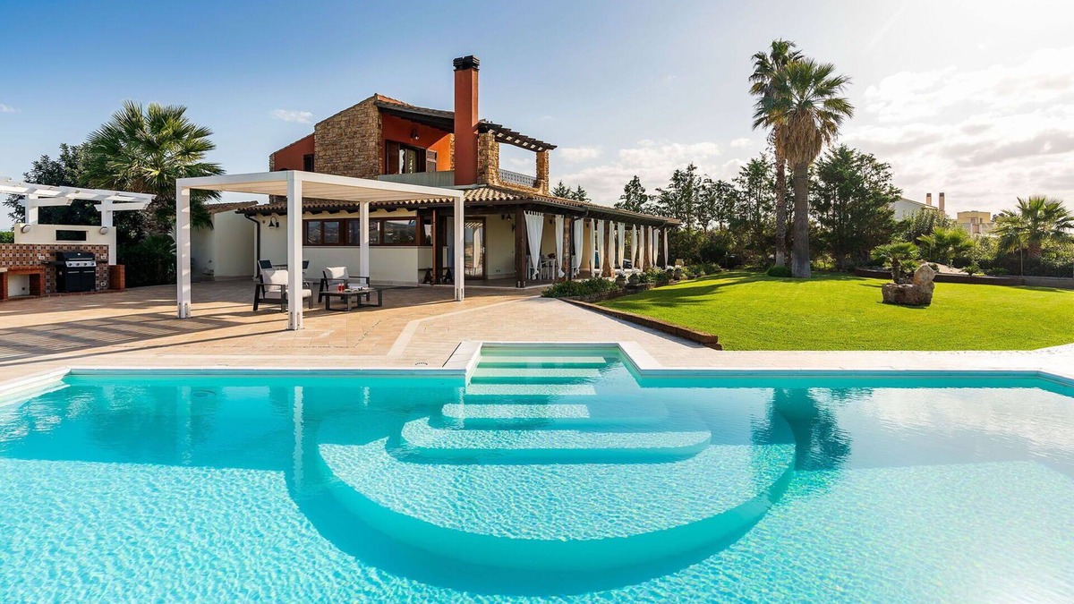 Mockarta Villa | Stunning private villa with WIFI, private pool, A/C, TV, terrace, panoramic view and parking