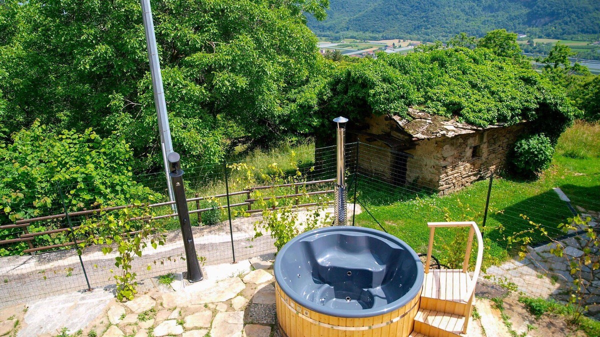 Piasco House | Stunning private villa with hot tub, WIFI, TV, patio, pets allowed, panoramic view and parking