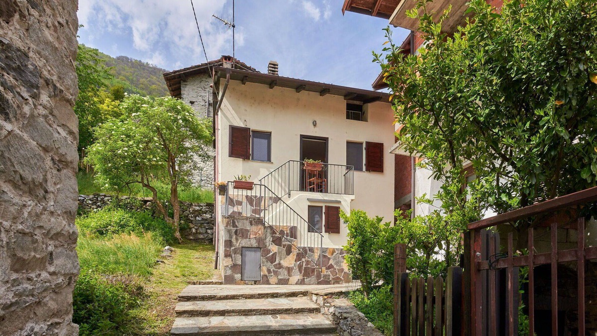 Dascio House | Stunning private villa for 3 guests with WIFI, patio, pets allowed and parking